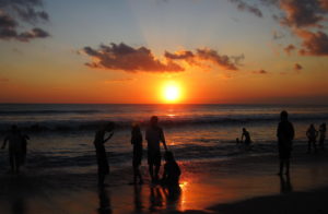 Pantai di Bali dengan Sunset yang Mempesona